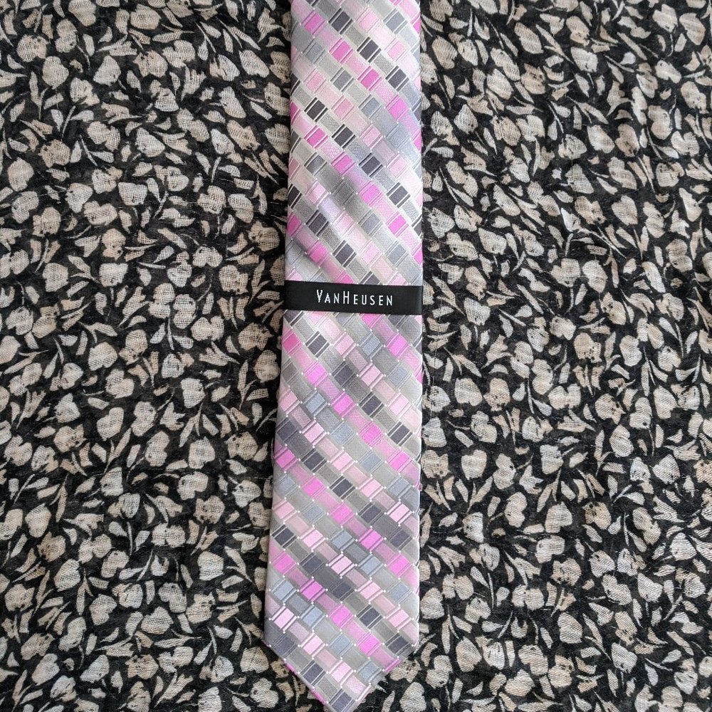 100% Silk  Van Heusen Checkered Geometric Neck Tie Purple  Pink Gray Dressy